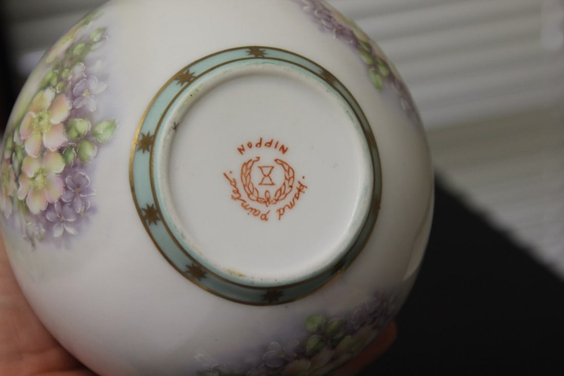 A Handpainted Nippon Vase - Bobbulus Form - 6