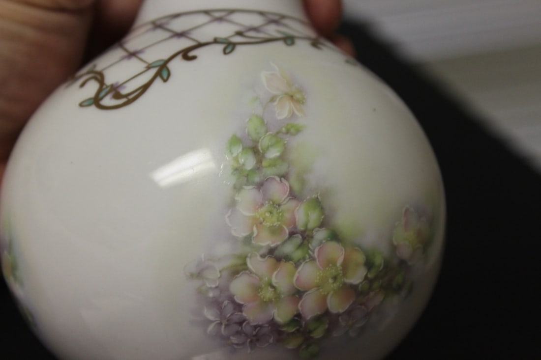 A Handpainted Nippon Vase - Bobbulus Form - 7