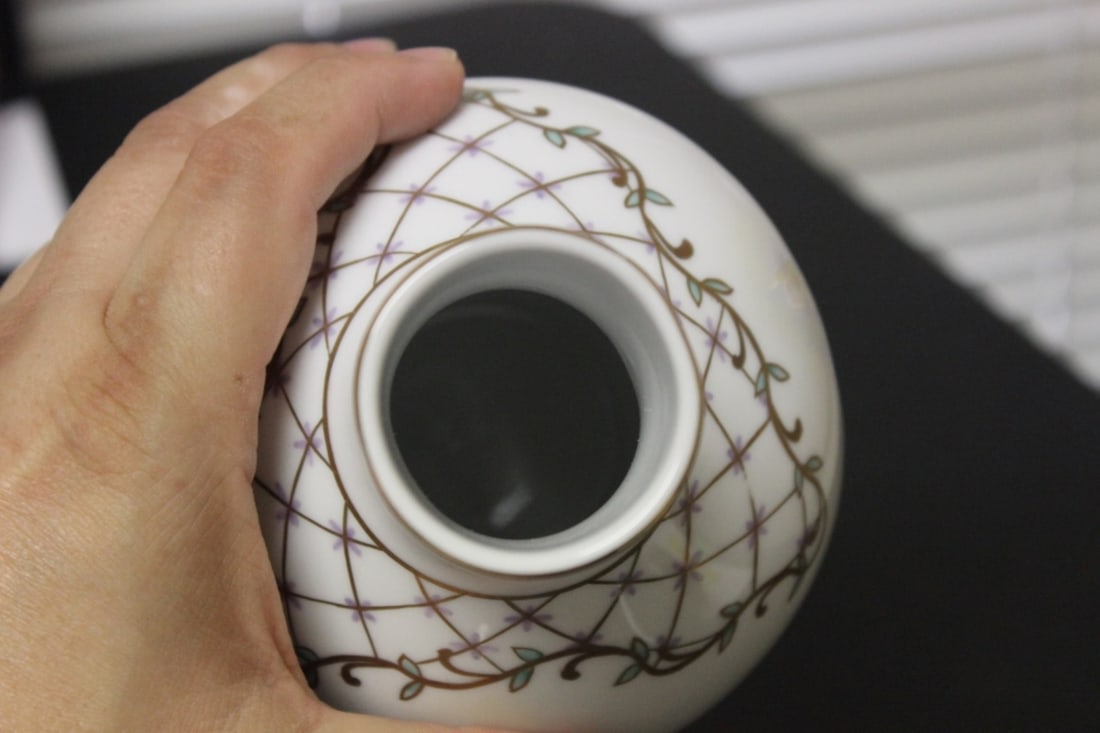 A Handpainted Nippon Vase - Bobbulus Form - 8