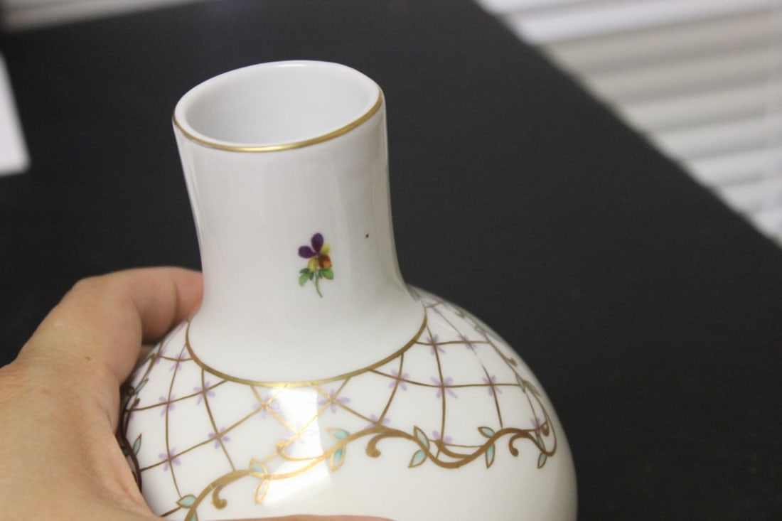 A Handpainted Nippon Vase - Bobbulus Form - 9