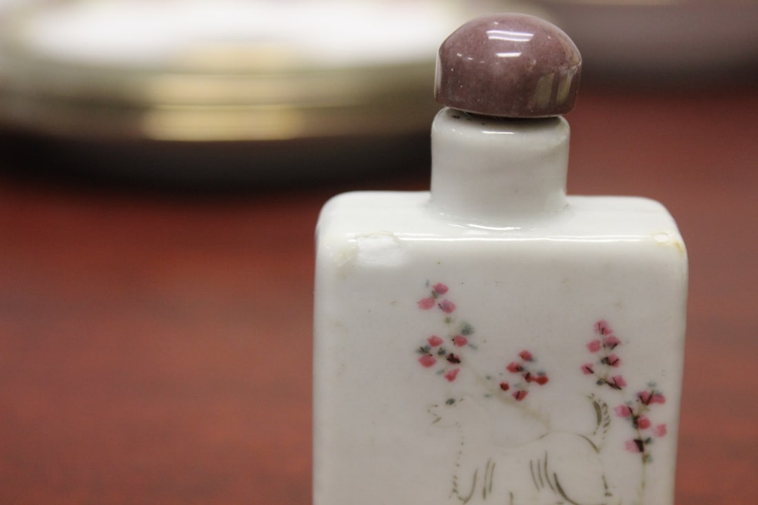 An Antique Chinese Porcelain Snuff Bottle - 2