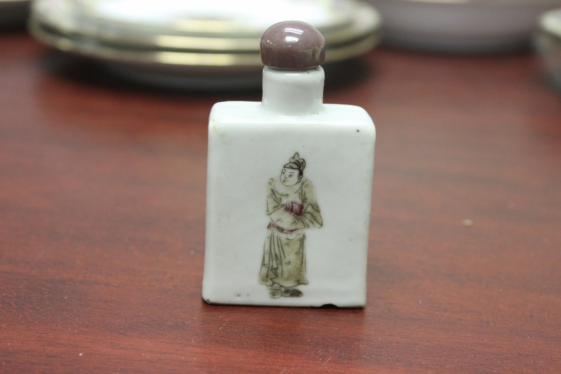 An Antique Chinese Porcelain Snuff Bottle - 5