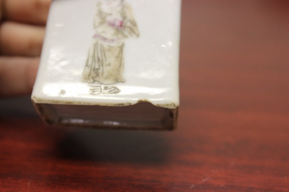 An Antique Chinese Porcelain Snuff Bottle - 6