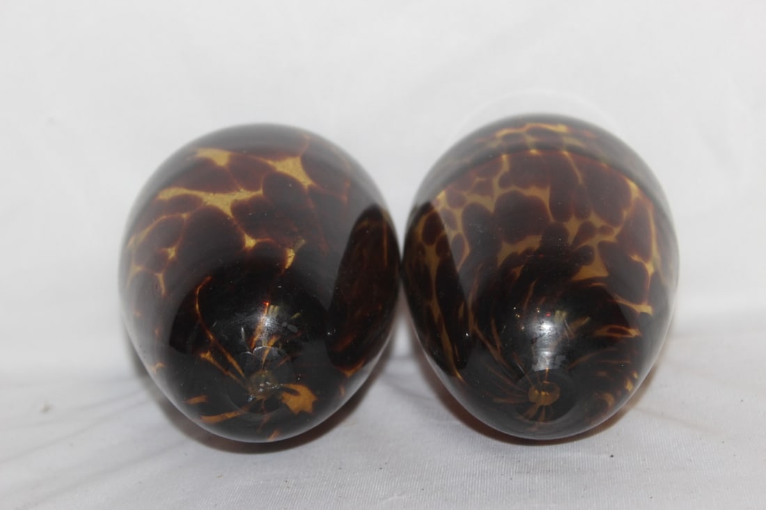 Lot of Two Art Glass Eggs - 3