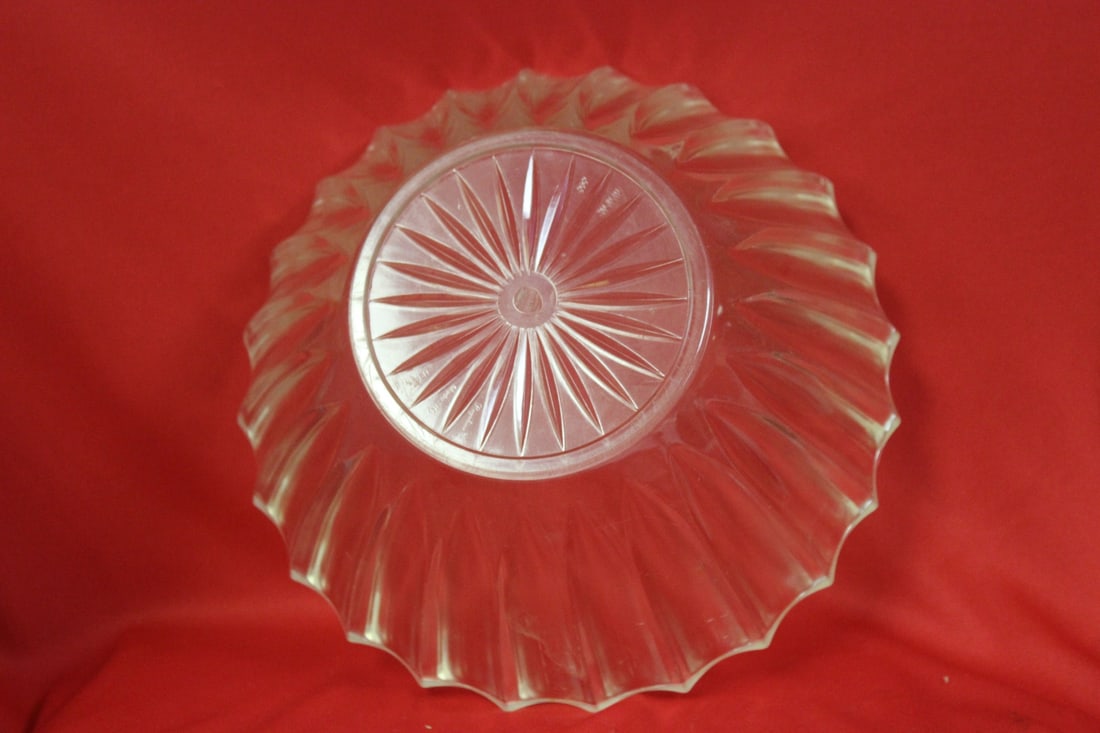 A Vintage Regaline Lucite Bowl - 2