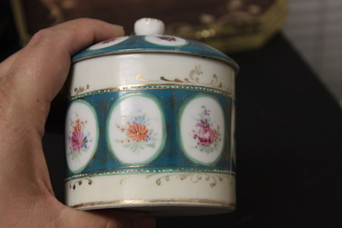 A Porcelain Trinket Box with Lid - 2