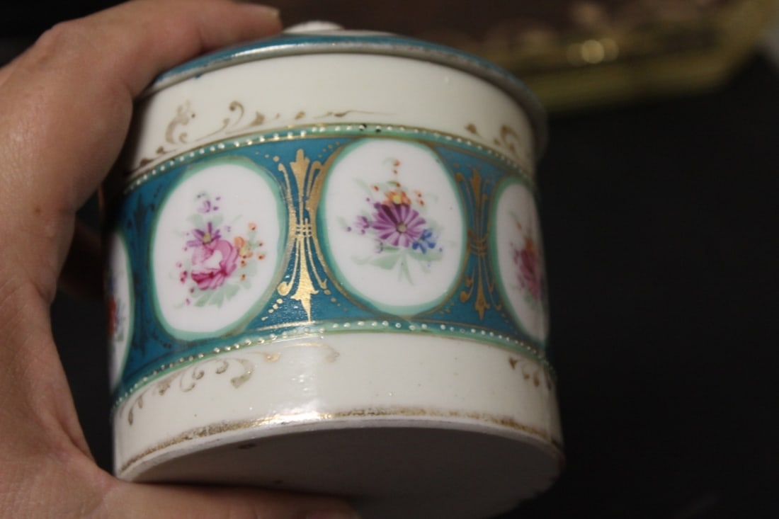 A Porcelain Trinket Box with Lid - 3
