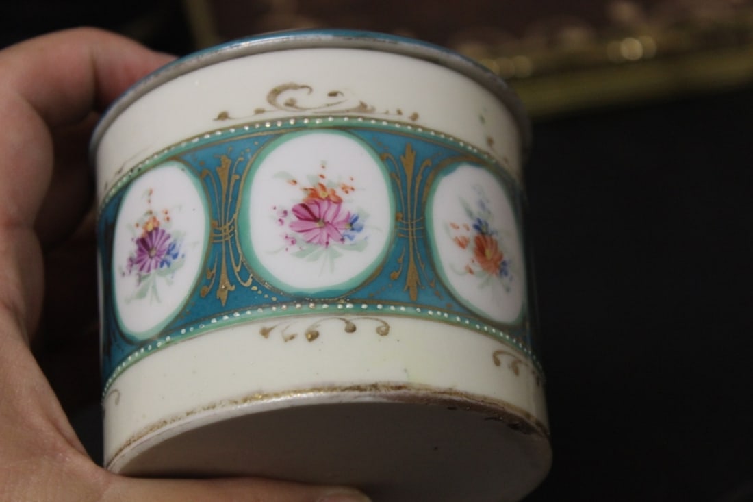 A Porcelain Trinket Box with Lid - 4