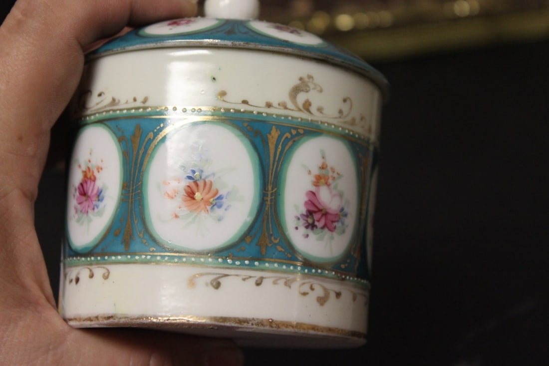 A Porcelain Trinket Box with Lid - 5