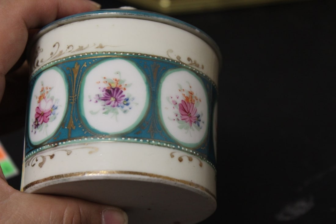 A Porcelain Trinket Box with Lid - 6