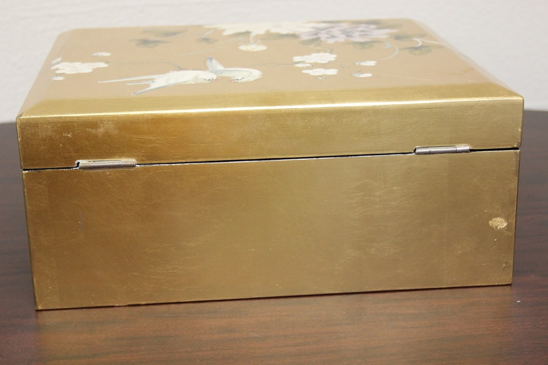 A Chinese Gold Lacquer Jewelery Box - 7