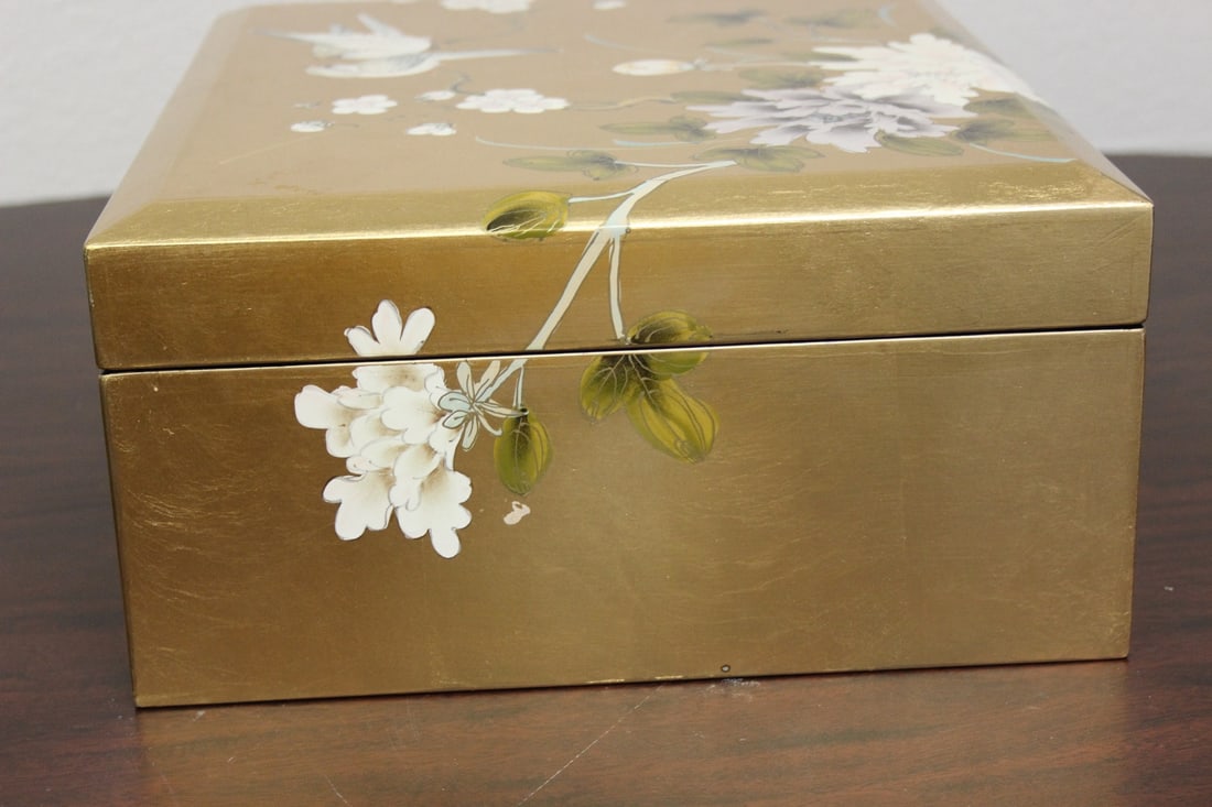 A Chinese Gold Lacquer Jewelery Box - 8