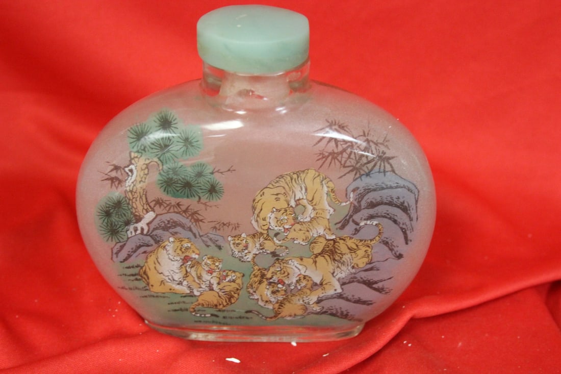 A Decorative Chinese Bottle - 3