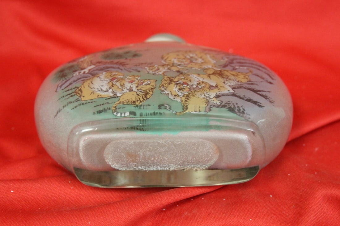 A Decorative Chinese Bottle - 4
