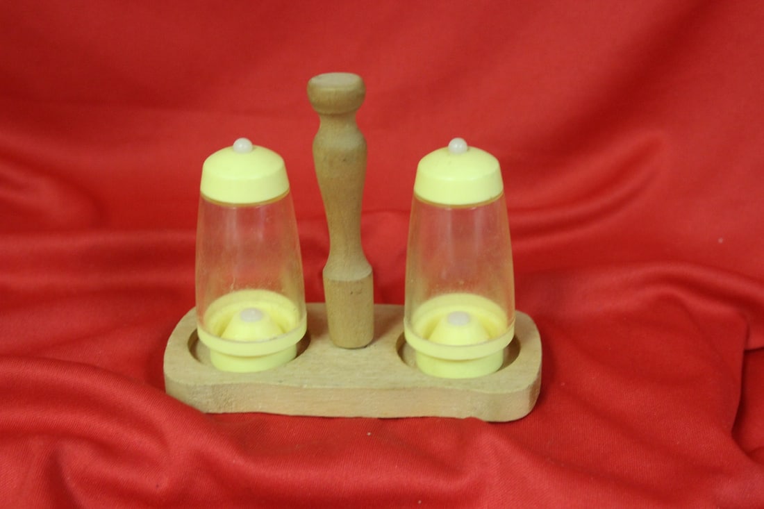 A Pair of Salt and Pepper Shaker - 3