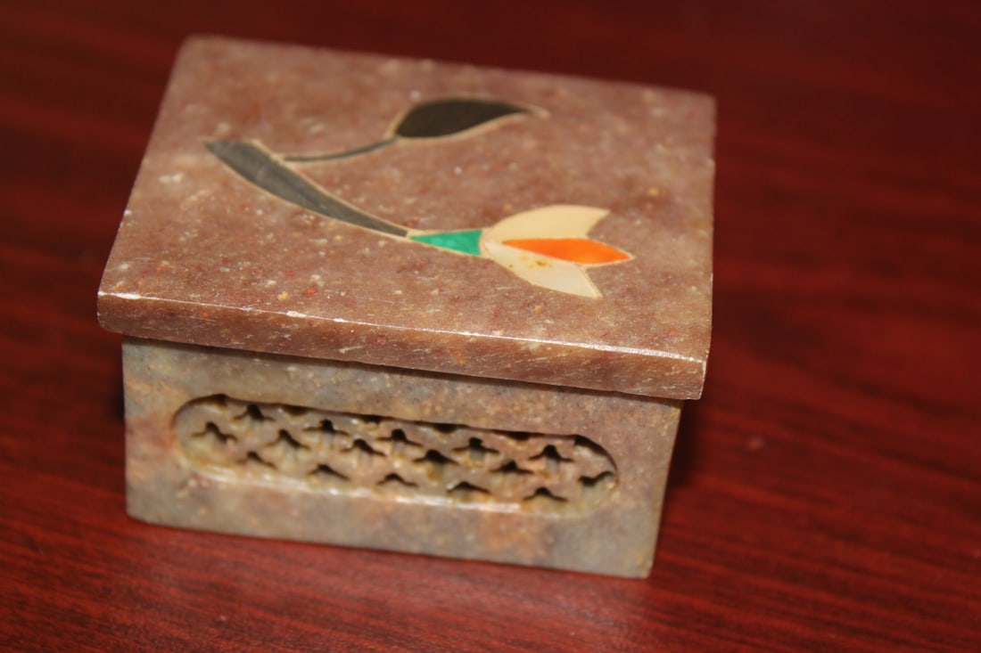 An Inlaid Soapstone Trinket Box - 3