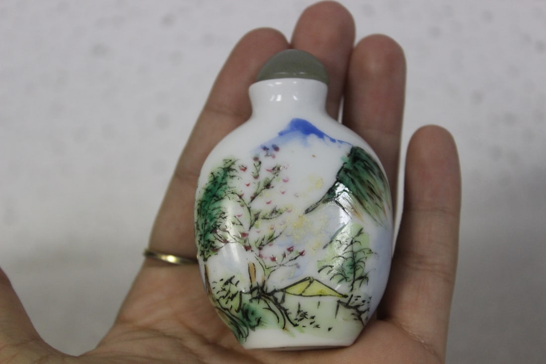 A Chinese Vintage Porcelain Snuff Bottle - 2