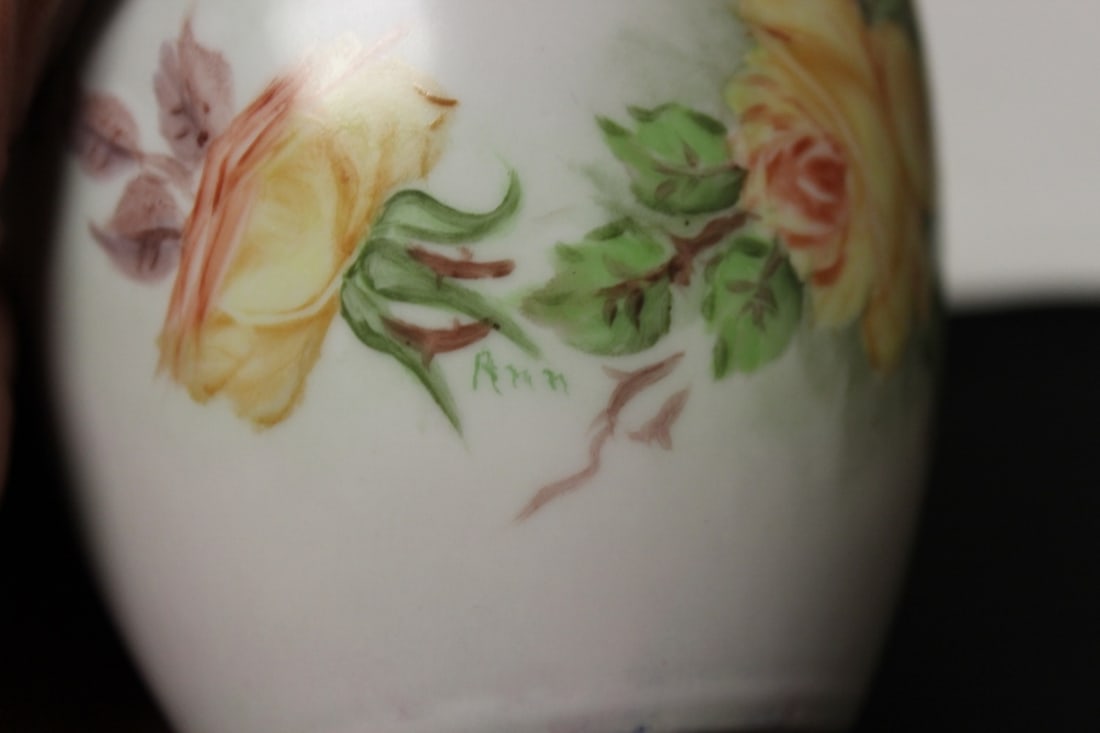 A Ceramic Porcelain Hand Painted Lidded Jar - 3