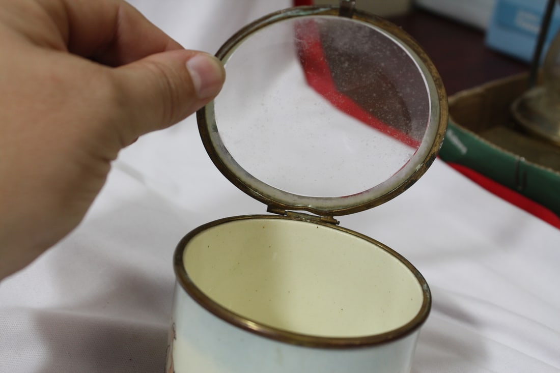 A Nicely Done Porcelain Box - 10