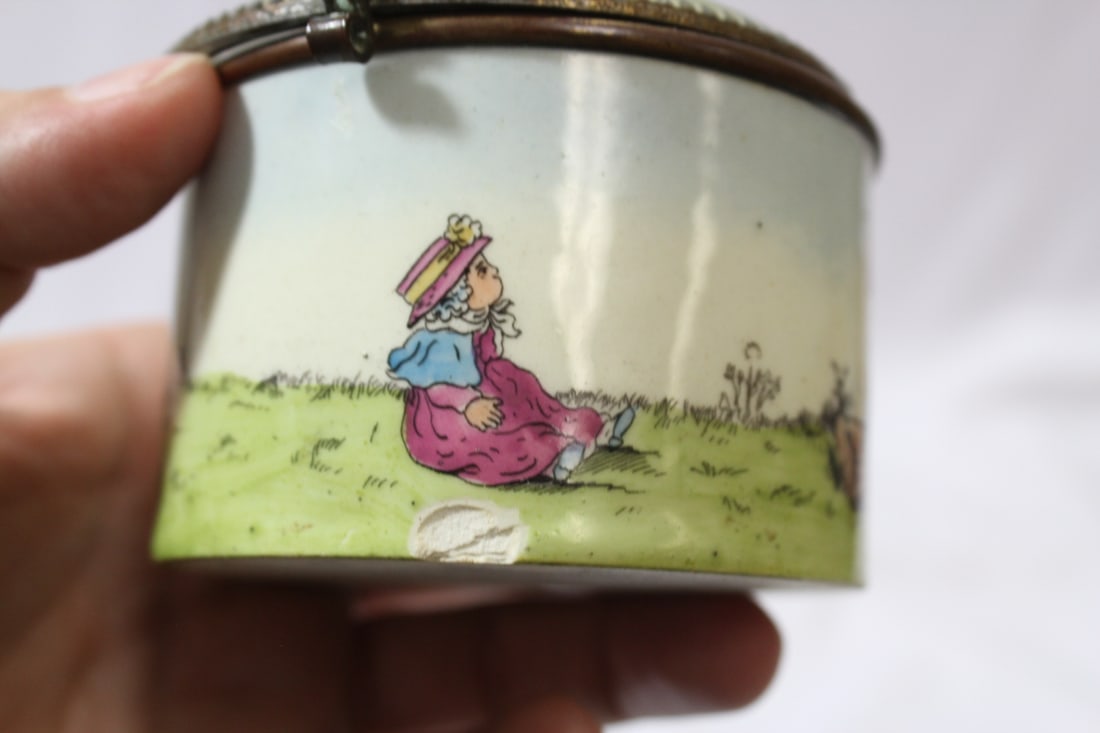 A Nicely Done Porcelain Box - 11
