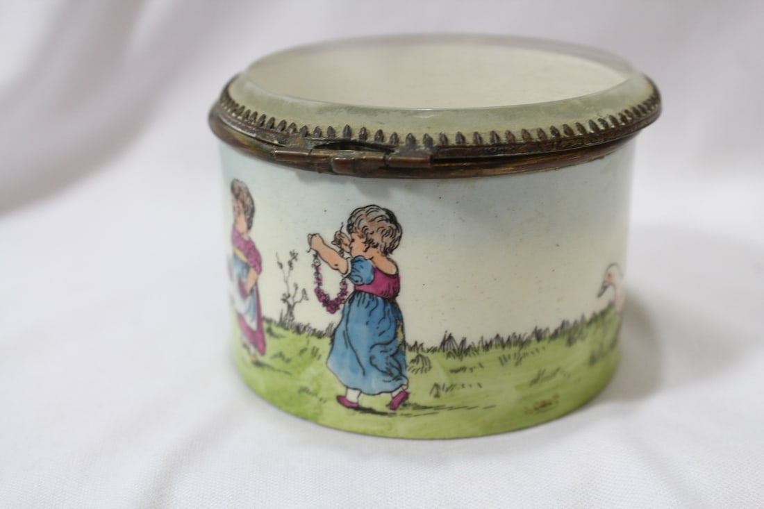A Nicely Done Porcelain Box - 2