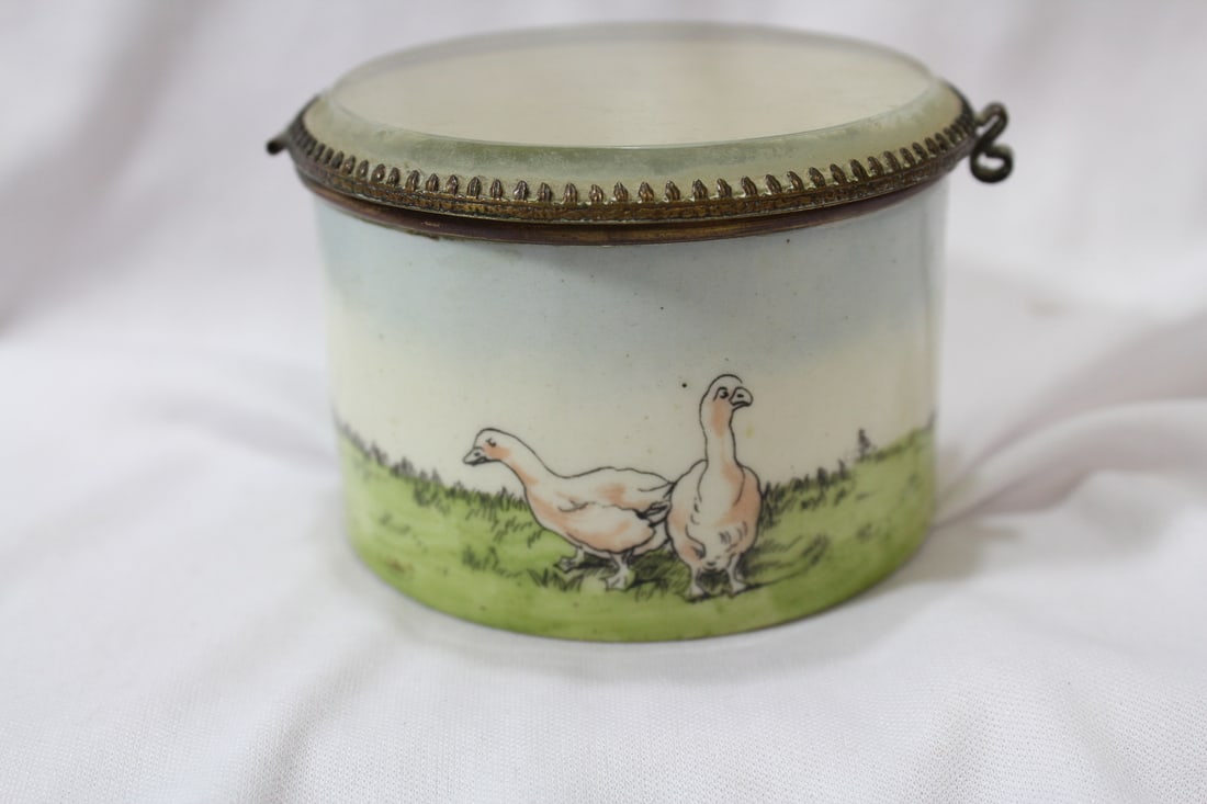 A Nicely Done Porcelain Box - 3