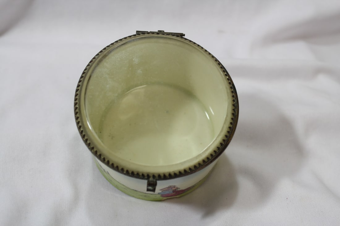A Nicely Done Porcelain Box - 6