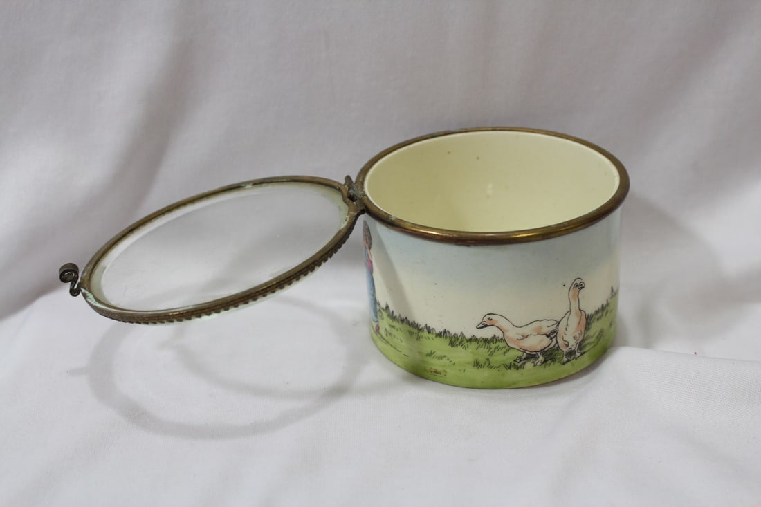 A Nicely Done Porcelain Box - 7