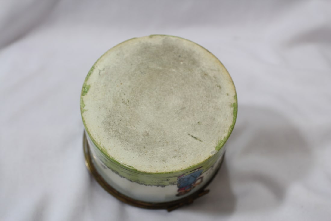 A Nicely Done Porcelain Box - 9