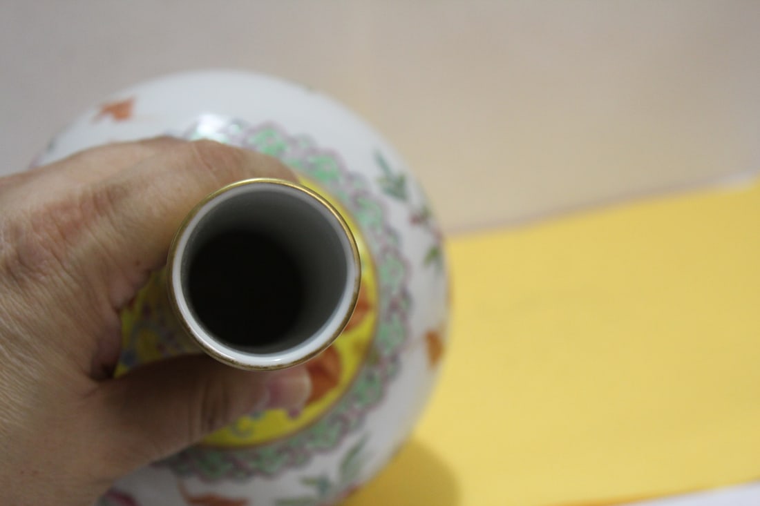 A Signed Antique Chinese Vase - 9