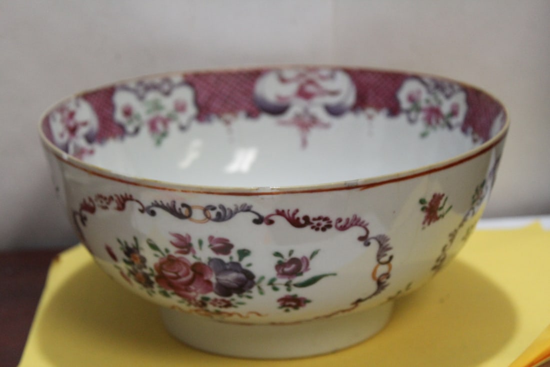 An Antique Chinese Export Bowl: 18th century - please note=chips and hairlines - 8 7/8" in diameter
