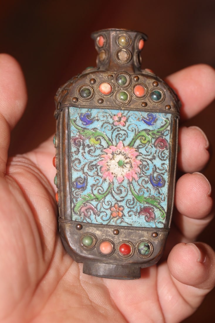 Chinese Enamel and Jeweled Snuff Bottle - 3