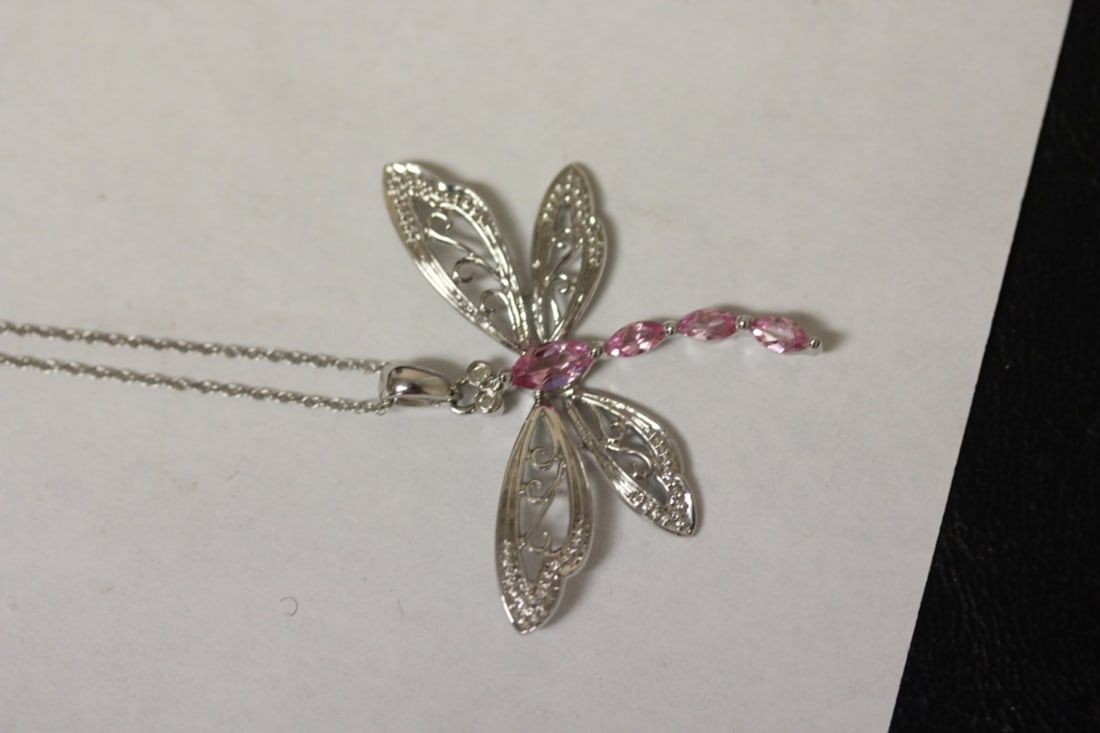 A 10Kt Gold Dragonfly Pendant - 3