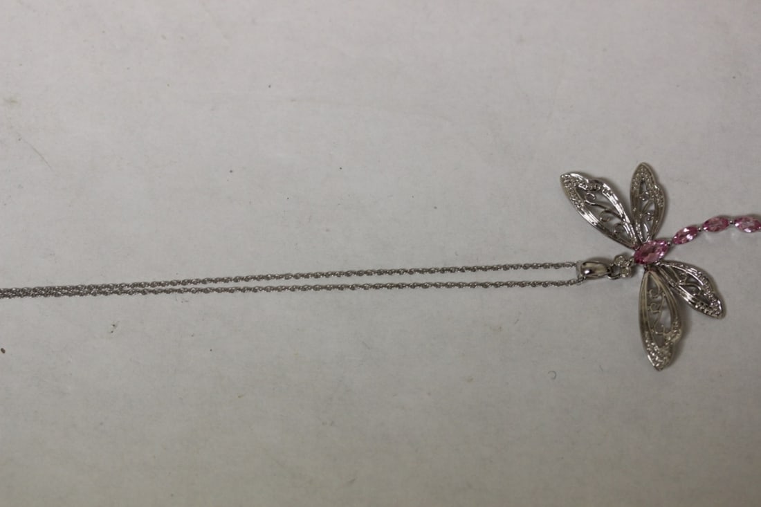 A 10Kt Gold Dragonfly Pendant - 4