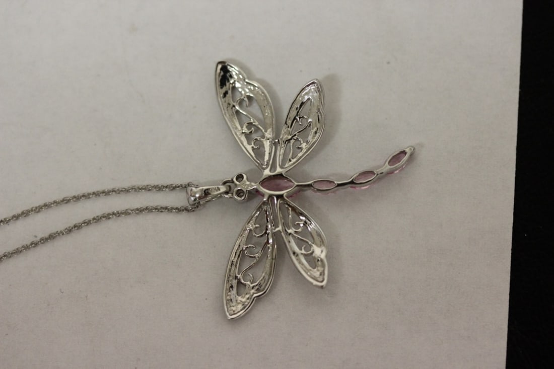 A 10Kt Gold Dragonfly Pendant - 9