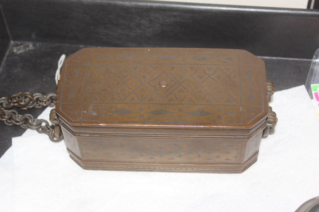 Bronze Betel Nut Box: with silver inlaid - nice condition - 19th century - 7 inches across