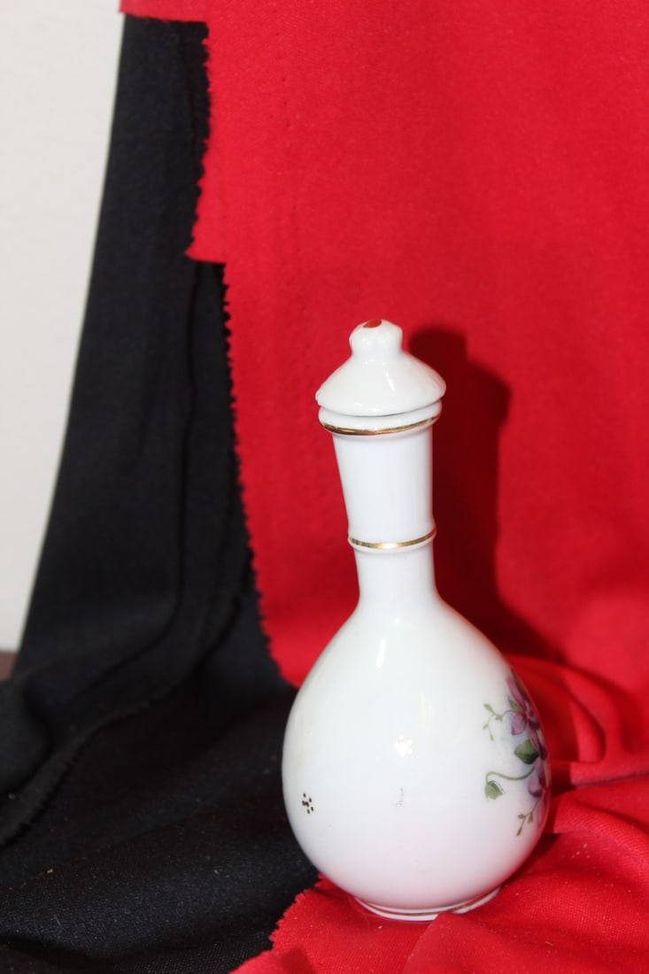 An Orienatl Ceramic Bottle - 3