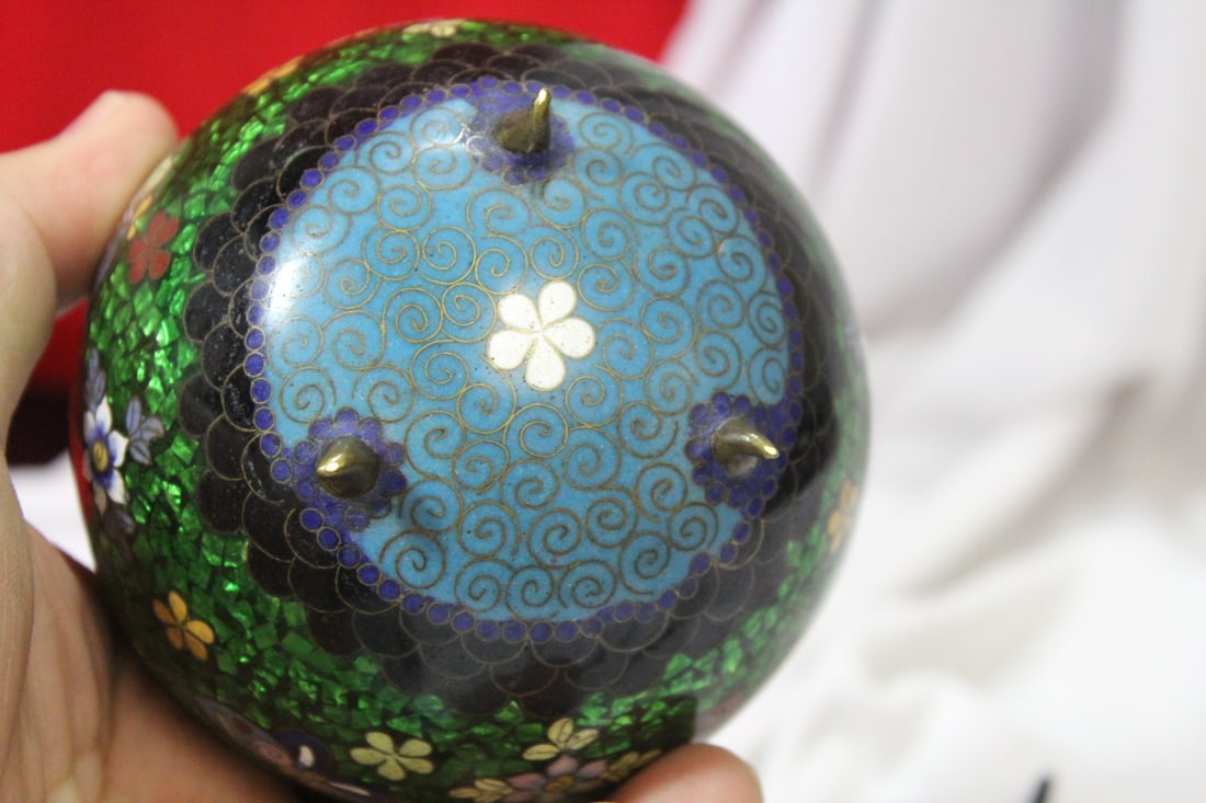 An Antique Japanese Cloisonne 3 Legged Jar - 10