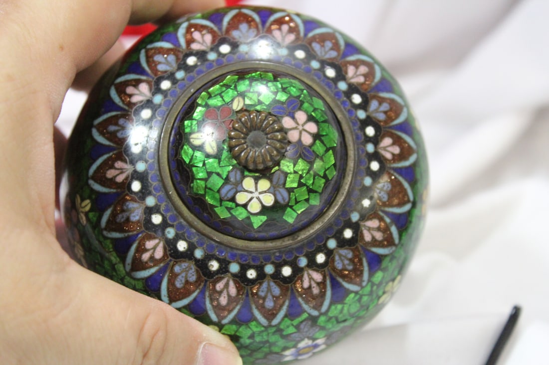 An Antique Japanese Cloisonne 3 Legged Jar - 7