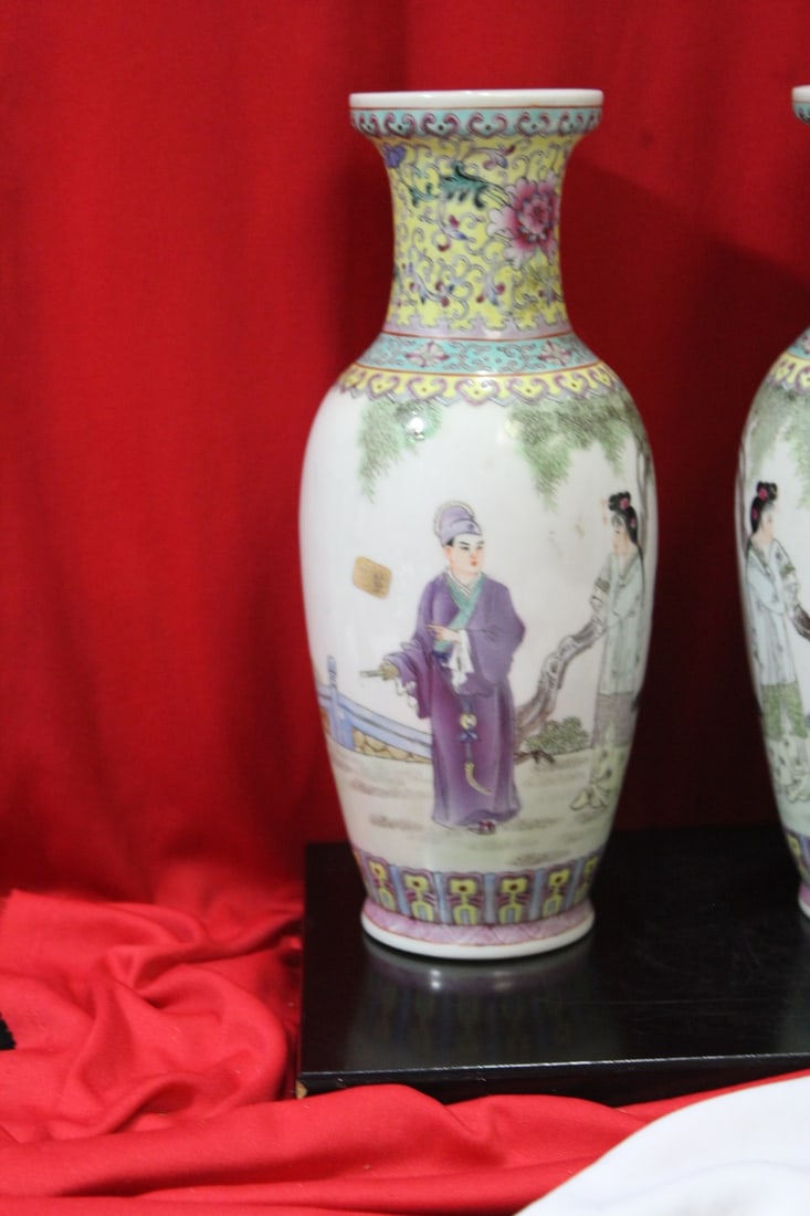 A Pair of Chinese Vases - 2