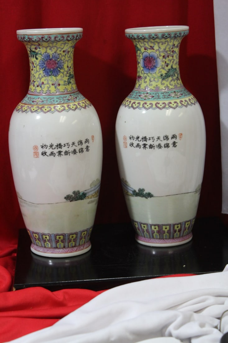 A Pair of Chinese Vases - 5