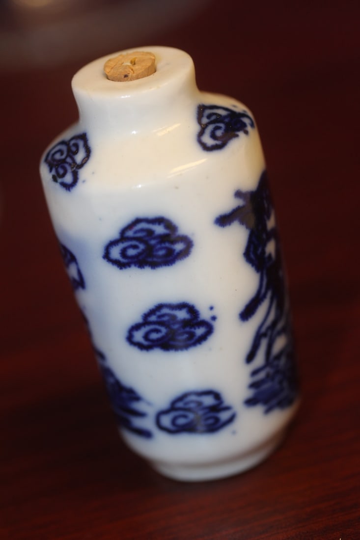 A Vintage Chinese Blue And White Snuff Bottle - 2