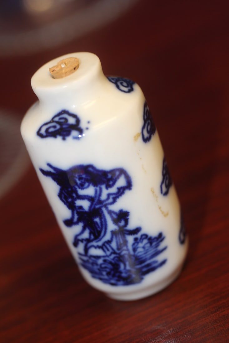 A Vintage Chinese Blue And White Snuff Bottle - 3