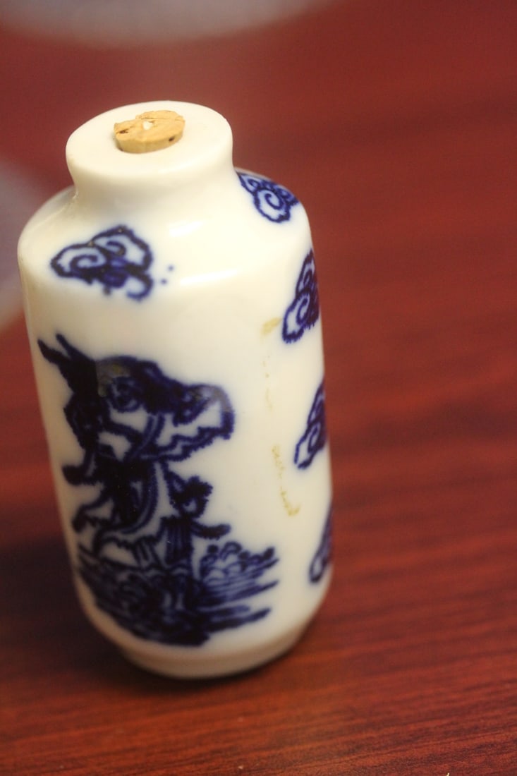 A Vintage Chinese Blue And White Snuff Bottle - 4