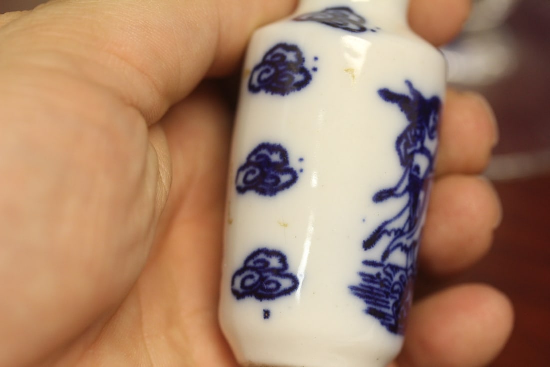 A Vintage Chinese Blue And White Snuff Bottle - 7