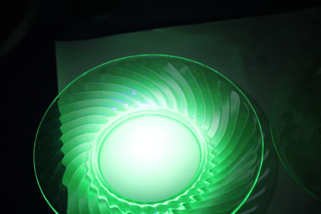 Lot of 2 Vaseline Glass Plates - 5
