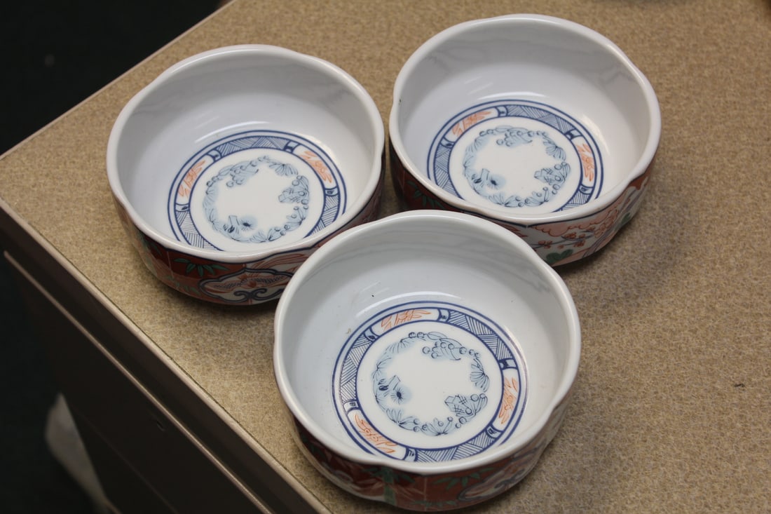 Lot of 3 Japanese Imari Style Porcelain Bowls: 4 7/8" in diameter each