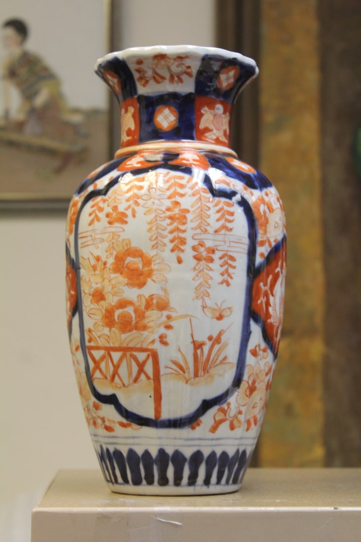 Antique Imari Vase: 19th century - 12 inches tall
