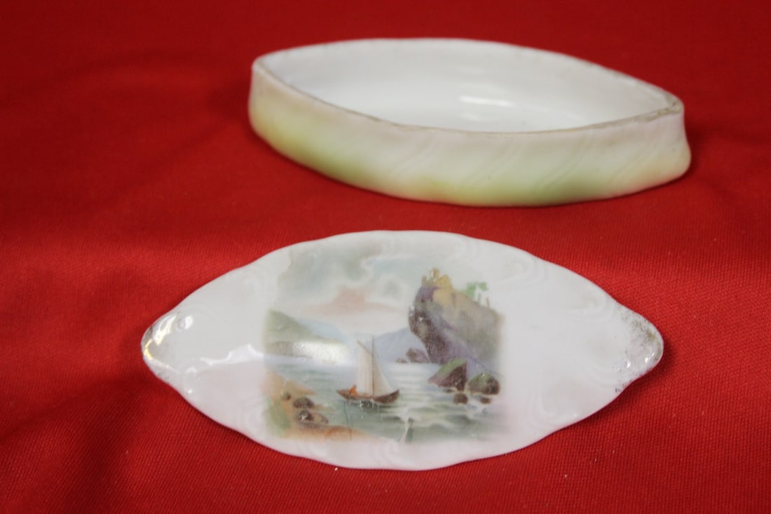 A Vintage Porcelain Trinket Box - 2