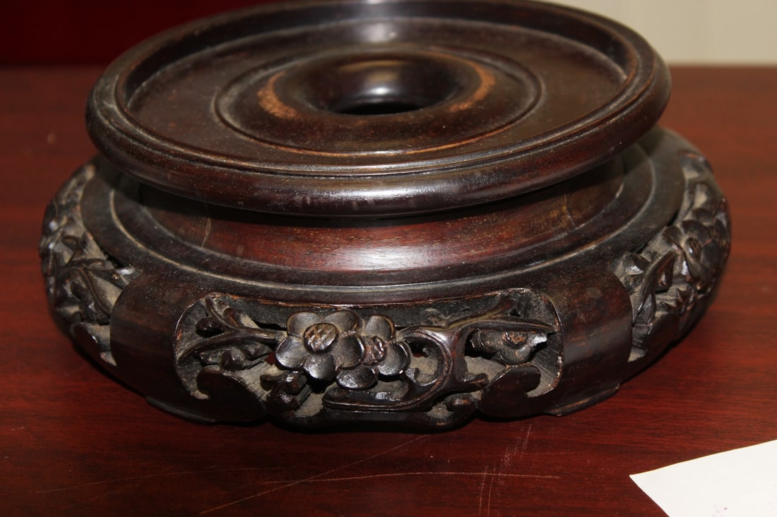 A Very Ornate Chinese Vase Stand: Antique/Vintage - wood construction - inside diameter 5 3/4"